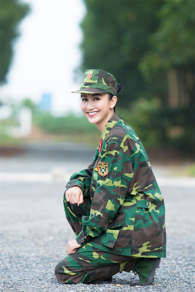 Chùm ảnh Á hậu Hà Thu trong màu áo quân nhân: Vất vả tập luyện vẫn xinh đẹp hết cỡ! - Ảnh 4.