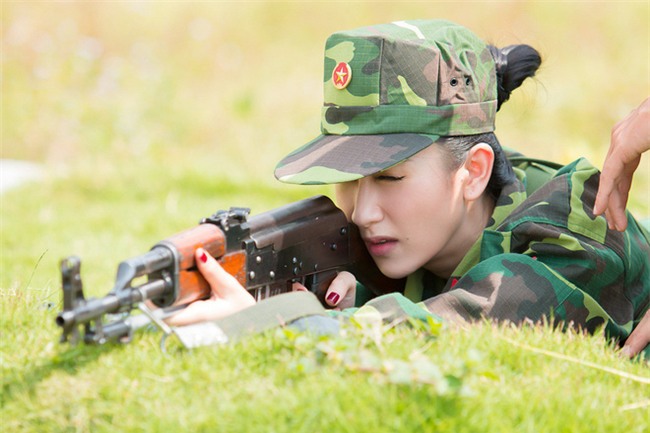 Chùm ảnh Á hậu Hà Thu trong màu áo quân nhân: Vất vả tập luyện vẫn xinh đẹp hết cỡ! - Ảnh 4.
