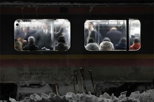 Nhật Bản: Tuyết chôn chân xe lửa, khách rã rời đứng cả đêm - Ảnh 2.