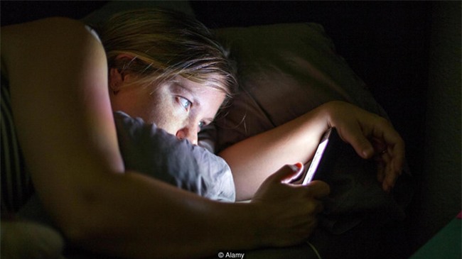 Su dung mang xa hoi truoc khi ngu lam tang nguy co mac benh hinh anh 2