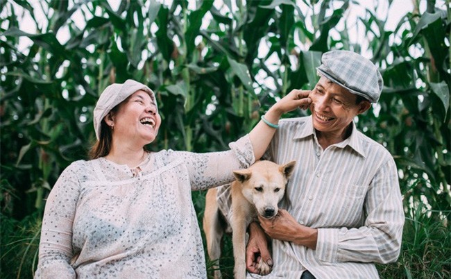 Ra mà xem cặp bố mẹ yêu thương nhau giữa mùa bắp cải hot nhất MXH - 25 năm sống dưới túp lều tranh giận nhau đúng 1 lần - Ảnh 1.