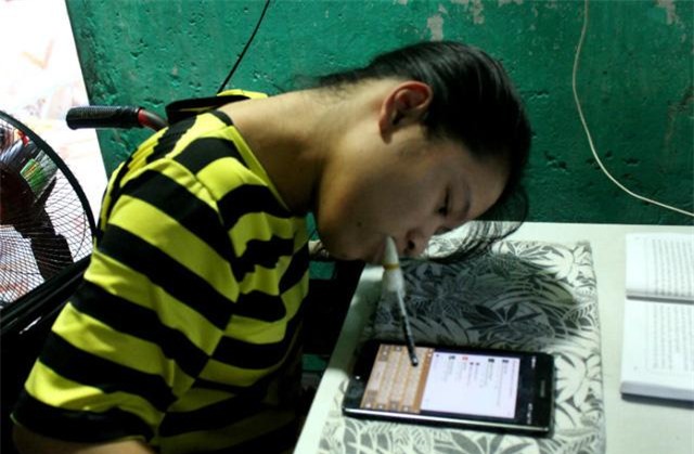 co thu thu bai nao go chu bang mieng, lat sach bang luoi khien ai cung ne phuc - 2