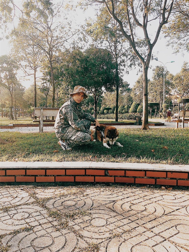 Câu chuyện về chàng trai chuyên đi phượt với cún cưng, thà nhịn ăn chứ không để boss đói - Ảnh 1.