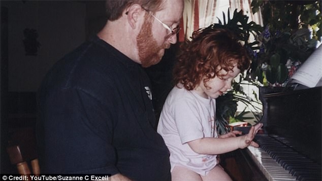 Nghe nội dung lá thư bí mật gửi đến cho mình, cô dâu chú rể cùng òa khóc - Ảnh 2.