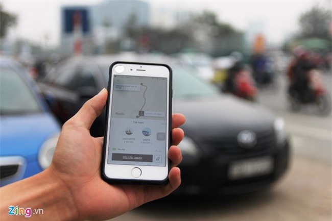 Tài xế Uber, Grab Hà Nội: Muốn về nhà chắc phải xé logo
