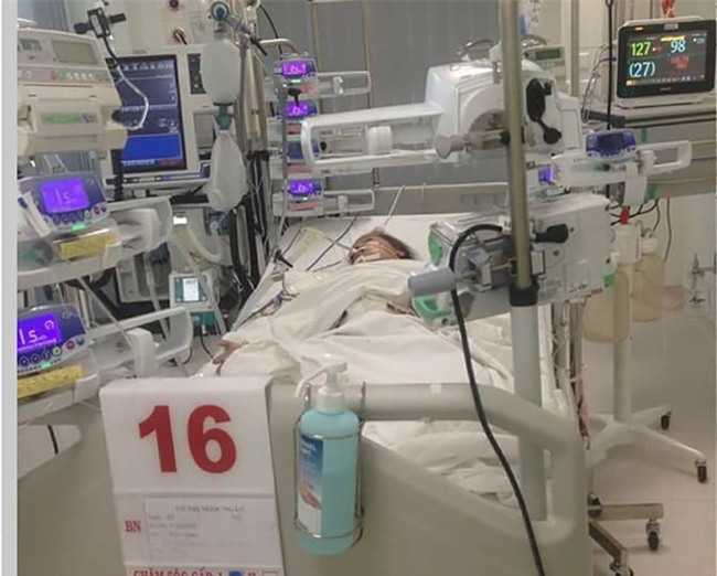 Tiền Giang: Chồng mất sớm, mẹ đơn thân ngẹn ngào nhìn con hôn mê vì sốt xuất huyết nặng - Ảnh 1.