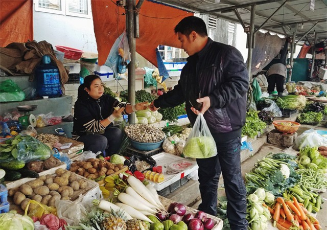 Chị Phạm Kim Chi, một tiểu thương bán rau tại chợ Văn Trì cho biết đợt này giá các loại rau như mồng tơi, rau muống, rau cải, khoai lang, bí đao,... đang bị chịu mức giá tăng nhiều nhất. Ảnh: K.O