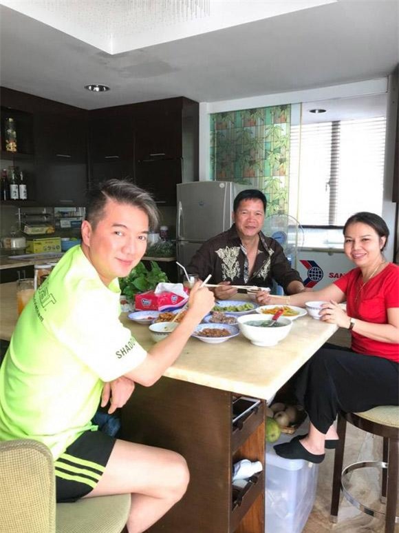 dam vinh hung biet on nguoi da giup anh mua quan tai cho cha luc xua - 1