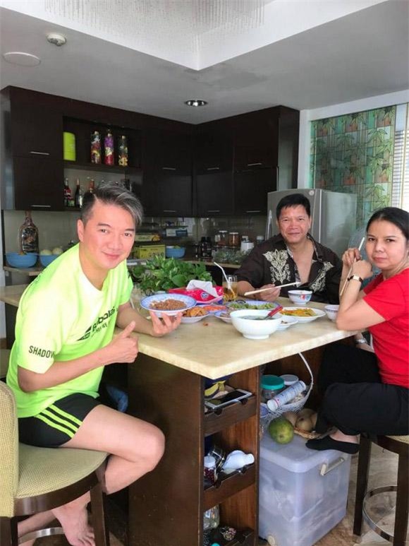 dam vinh hung biet on nguoi da giup anh mua quan tai cho cha luc xua - 2