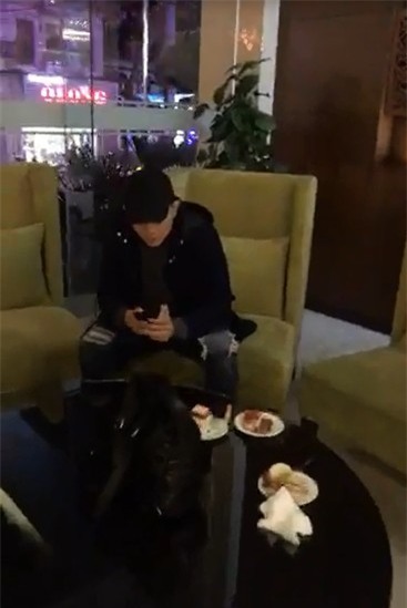 Tim ngồi chăm chú vào điện thoại, mặc cho mọi người đang chuẩn bị bánh kem để Trương Quỳnh Anh thổi nến. - Tin sao Viet - Tin tuc sao Viet - Scandal sao Viet - Tin tuc cua Sao - Tin cua Sao