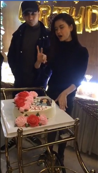 Dù đứng cạnh Trương Quỳnh Anh thì nam ca sĩ cũng không có thái độ gì gọi là nhiệt tình. - Tin sao Viet - Tin tuc sao Viet - Scandal sao Viet - Tin tuc cua Sao - Tin cua Sao