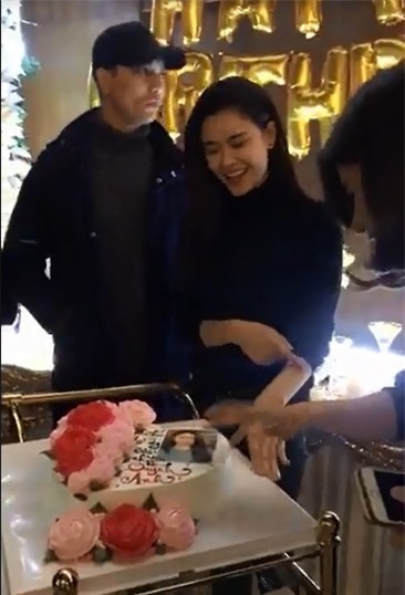 Khi người đẹp đang hết sức hào hức thì Tim lại ngó lơ sang một chỗ khác. - Tin sao Viet - Tin tuc sao Viet - Scandal sao Viet - Tin tuc cua Sao - Tin cua Sao