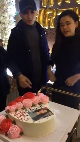 Thái độ này đã khiến nhiều người nghĩ rằng dường như anh đang bị ép phải đến chung vui cùng Trương Quỳnh Anh. - Tin sao Viet - Tin tuc sao Viet - Scandal sao Viet - Tin tuc cua Sao - Tin cua Sao