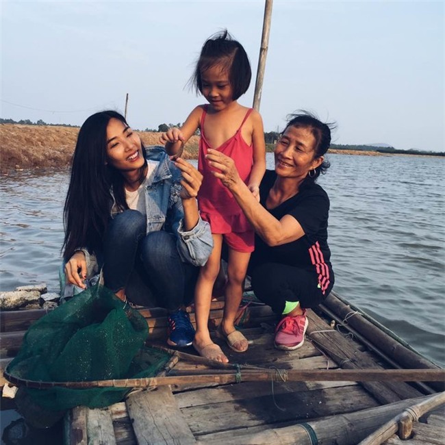 Cái nghèo là nỗi ám ảnh lớn nhất của Hoàng Thuỳ. Tuy nhiên, đó cũng là động lực giúp cho cô vươn lên không ngừng nghỉ để cải thiện cuộc sống. - Tin sao Viet - Tin tuc sao Viet - Scandal sao Viet - Tin tuc cua Sao - Tin cua Sao