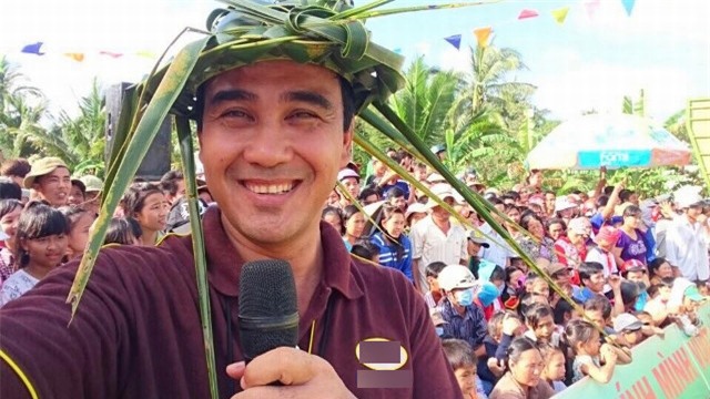 Khi đã nổi tiếng và giàu có, Quyền Linh cũng gần gũi với nhiều chương trình về nông dân và nông thôn.&nbsp; - Tin sao Viet - Tin tuc sao Viet - Scandal sao Viet - Tin tuc cua Sao - Tin cua Sao