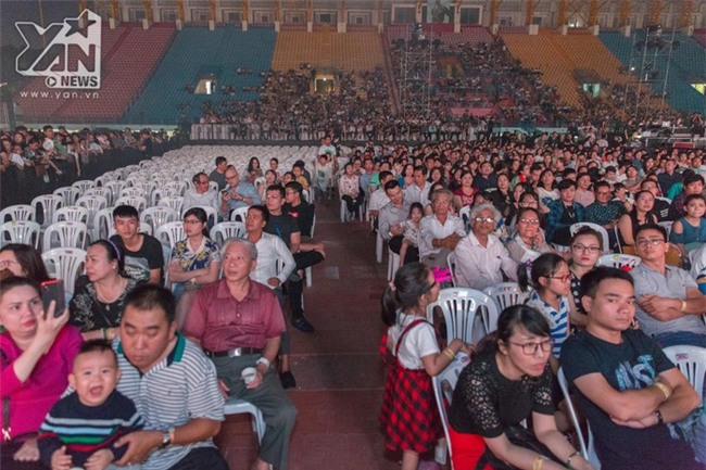 Đến khi chương trình chính thức bắt đầu cũng không thể lấp đầy hết chỗ trống ở khu vực khán giả. - Tin sao Viet - Tin tuc sao Viet - Scandal sao Viet - Tin tuc cua Sao - Tin cua Sao