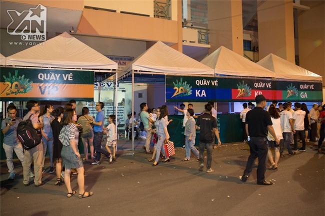 Quầy vé phía ngoài địa điểm tổ chức đêm Gala cũng khá thưa thớt. - Tin sao Viet - Tin tuc sao Viet - Scandal sao Viet - Tin tuc cua Sao - Tin cua Sao