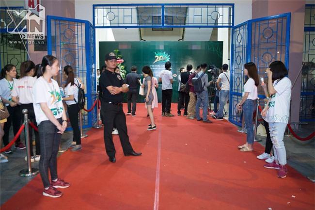 Ở khu vực cửa ra vào cũng rất vắng người. - Tin sao Viet - Tin tuc sao Viet - Scandal sao Viet - Tin tuc cua Sao - Tin cua Sao