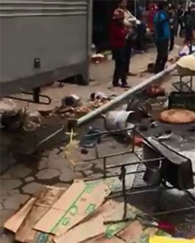 Clip: Thấy xe tải đang đỗ, bảo vệ leo lên xe lái chơi ai ngờ húc bay cả một dãy chợ