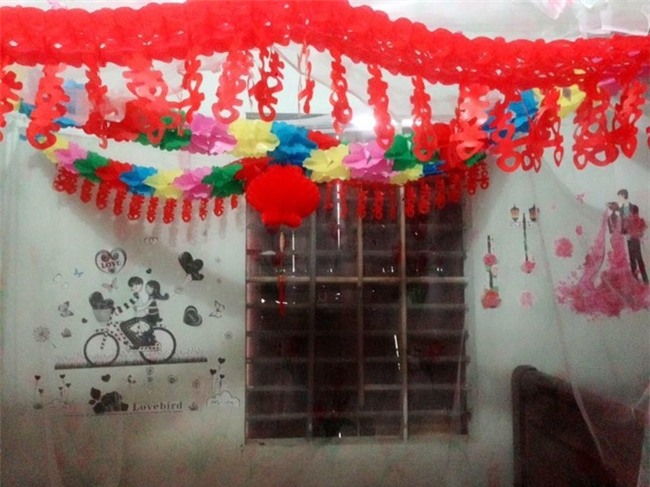 Vợ chồng nghèo và phòng tân hôn tự biên tự diễn khiến dân mạng khen nức nở đáng yêu