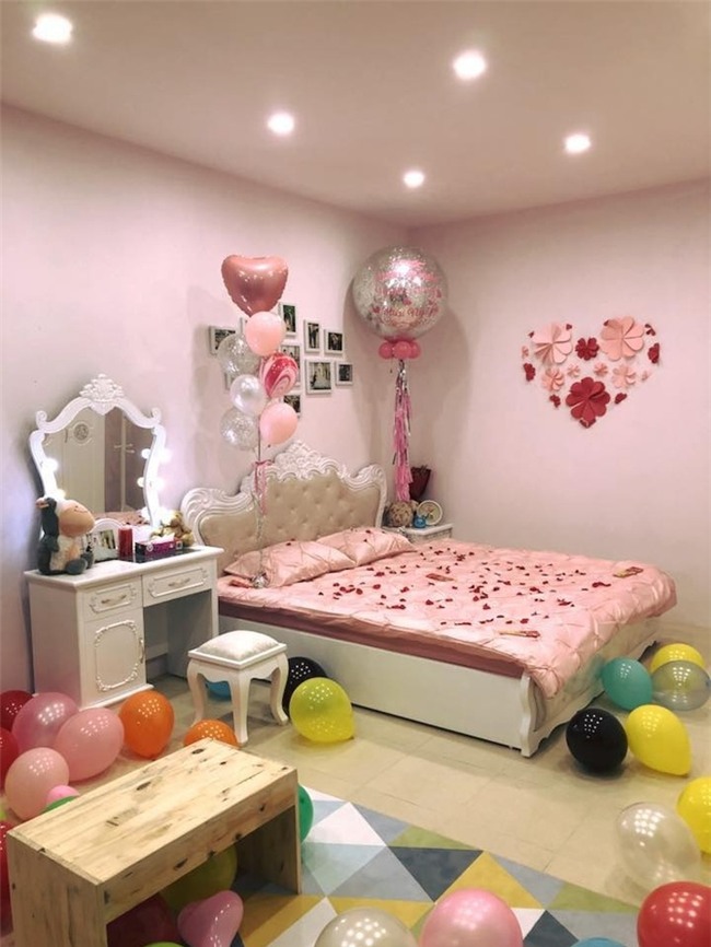 Vợ chồng nghèo và phòng tân hôn tự biên tự diễn khiến dân mạng khen nức nở đáng yêu