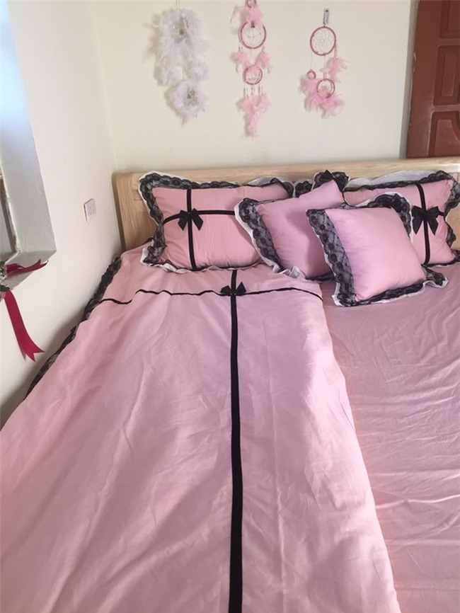 Vợ chồng nghèo và phòng tân hôn tự biên tự diễn khiến dân mạng khen nức nở đáng yêu