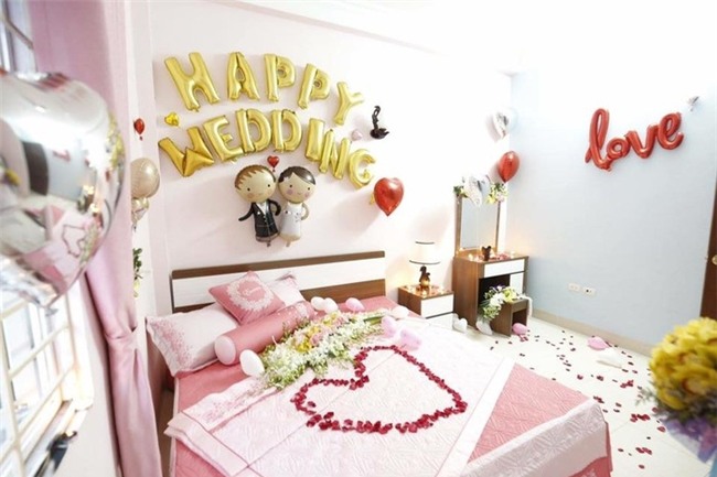 Vợ chồng nghèo và phòng tân hôn tự biên tự diễn khiến dân mạng khen nức nở đáng yêu