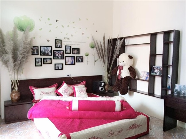 Vợ chồng nghèo và phòng tân hôn tự biên tự diễn khiến dân mạng khen nức nở đáng yêu