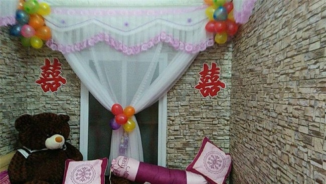 Vợ chồng nghèo và phòng tân hôn tự biên tự diễn khiến dân mạng khen nức nở đáng yêu