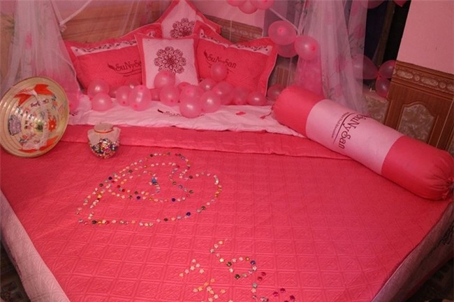 Vợ chồng nghèo và phòng tân hôn tự biên tự diễn khiến dân mạng khen nức nở đáng yêu