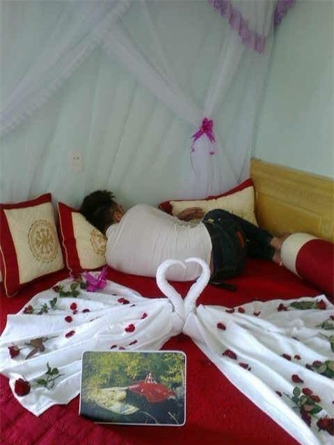 Vợ chồng nghèo và phòng tân hôn tự biên tự diễn khiến dân mạng khen nức nở đáng yêu