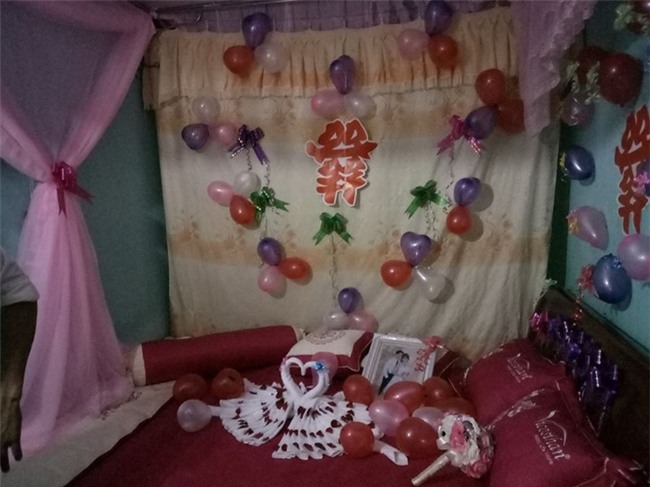 Vợ chồng nghèo và phòng tân hôn tự biên tự diễn khiến dân mạng khen nức nở đáng yêu