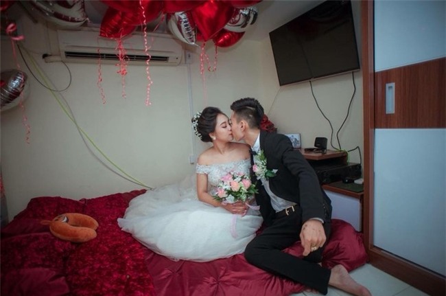 Vợ chồng nghèo và phòng tân hôn tự biên tự diễn khiến dân mạng khen nức nở đáng yêu