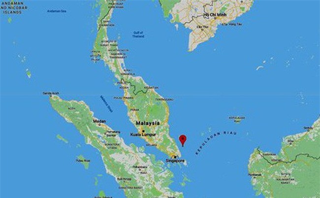 Chìm tàu cá Cà Mau, 11 ngư dân trôi đến gần Singapore, 2 người mất tích - Ảnh 1.