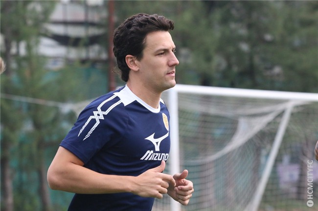 Cuu cau thu MU den Viet Nam, tap buoi dau tien o doi Cong Vinh hinh anh 1