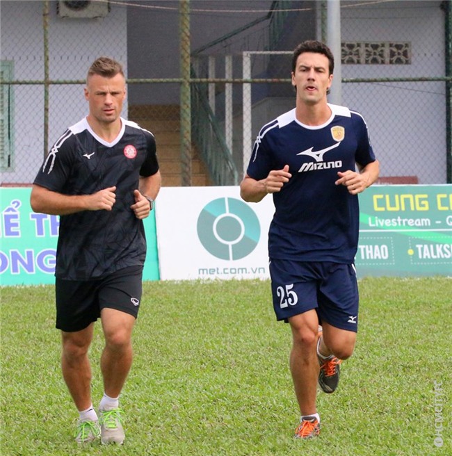 Cuu cau thu MU den Viet Nam, tap buoi dau tien o doi Cong Vinh hinh anh 2