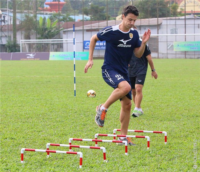 Cuu cau thu MU den Viet Nam, tap buoi dau tien o doi Cong Vinh hinh anh 3