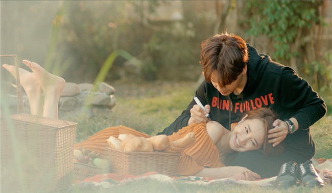 Ghen tuông với Nhã Phương, fan cuồng dán giấy đầy xe của Nguyễn Trần Trung Quân để tỏ tình-7