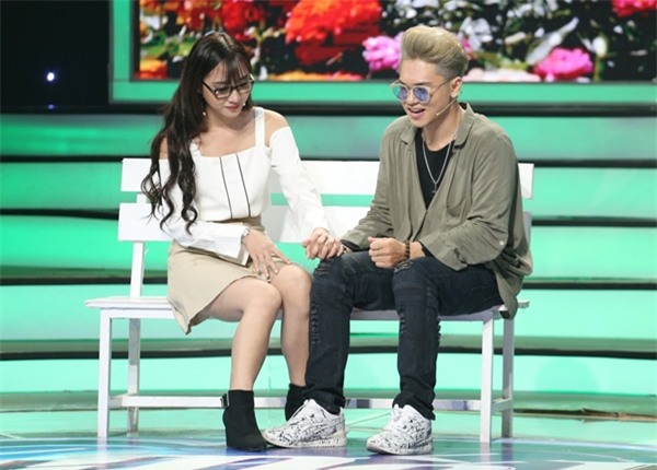 4 soái ca Vì yêu mà đến trổ tài bịt mắt đánh son thần sầu khiến khán giả cười nghiêng ngả-1