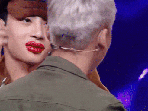 4 soái ca Vì yêu mà đến trổ tài bịt mắt đánh son thần sầu khiến khán giả cười nghiêng ngả-2