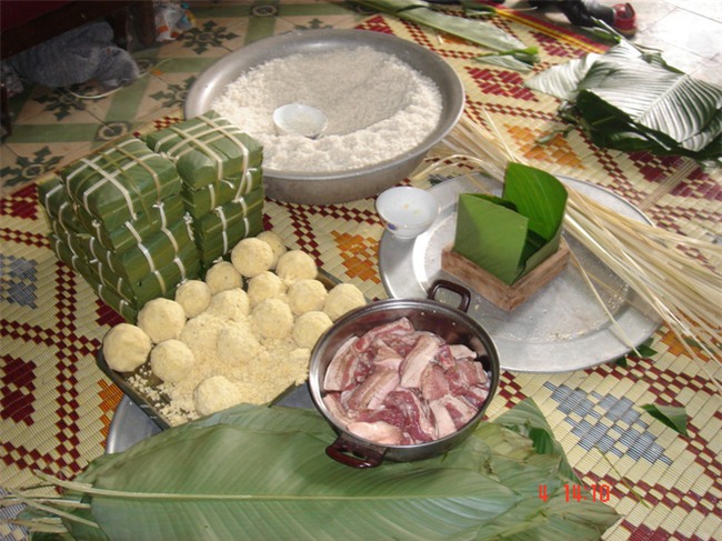 Mua bánh chưng về cúng giỗ, nàng dâu Hải Phòng phát hoảng vì được khuyến mại thêm con rết to đùng - Ảnh 4.