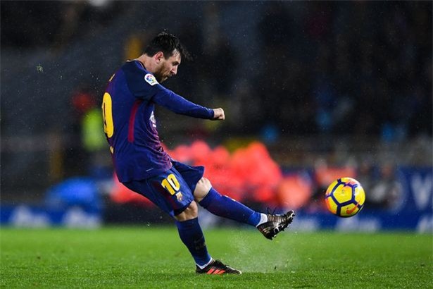 Messi lập tuyệt phẩm sút phạt, Barca nới cách biệt với Real lên... 19 điểm - Ảnh 4.