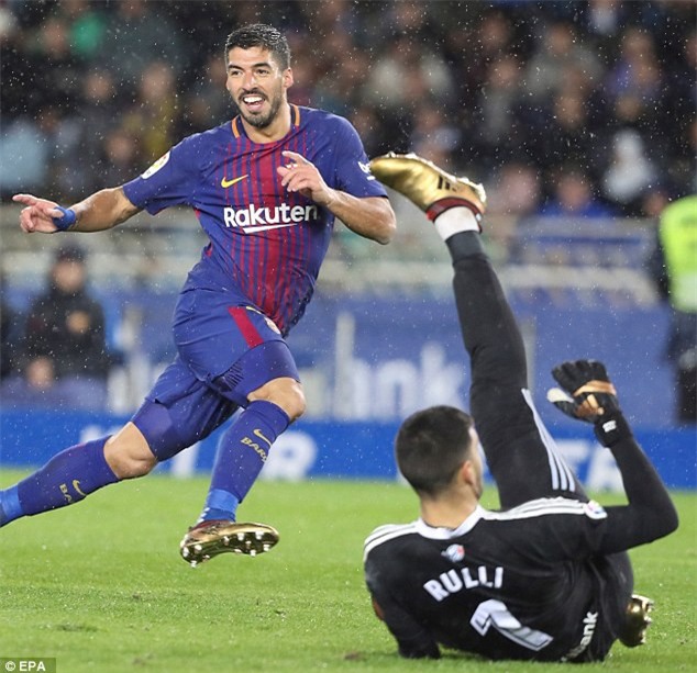 Messi lập tuyệt phẩm sút phạt, Barca nới cách biệt với Real lên... 19 điểm - Ảnh 5.