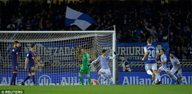 Messi lập tuyệt phẩm sút phạt, Barca nới cách biệt với Real lên... 19 điểm - Ảnh 7.