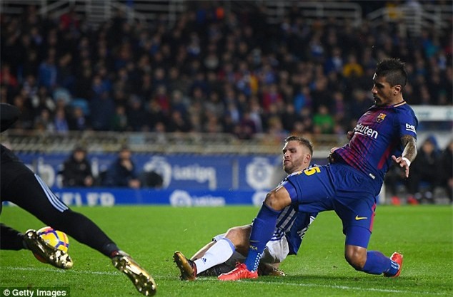 Messi lập tuyệt phẩm sút phạt, Barca nới cách biệt với Real lên... 19 điểm - Ảnh 8.