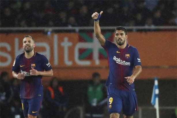 Messi lập tuyệt phẩm sút phạt, Barca nới cách biệt với Real lên... 19 điểm - Ảnh 10.