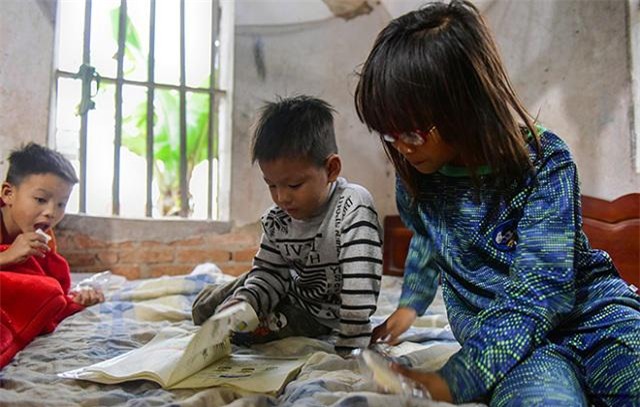 mot ngay "xoay nhu chong chong" cua ong bo mot minh nuoi 8 con - 10