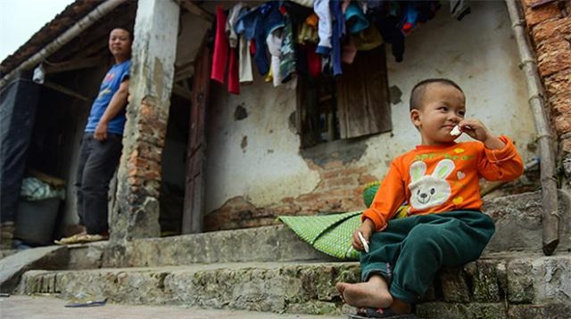 mot ngay "xoay nhu chong chong" cua ong bo mot minh nuoi 8 con - 12