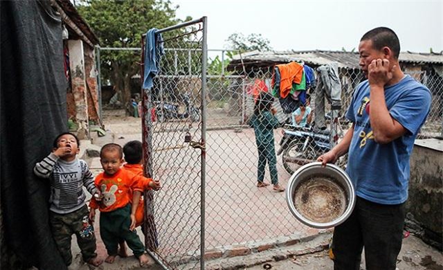 mot ngay "xoay nhu chong chong" cua ong bo mot minh nuoi 8 con - 2