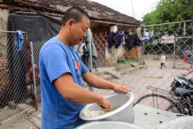 mot ngay "xoay nhu chong chong" cua ong bo mot minh nuoi 8 con - 4